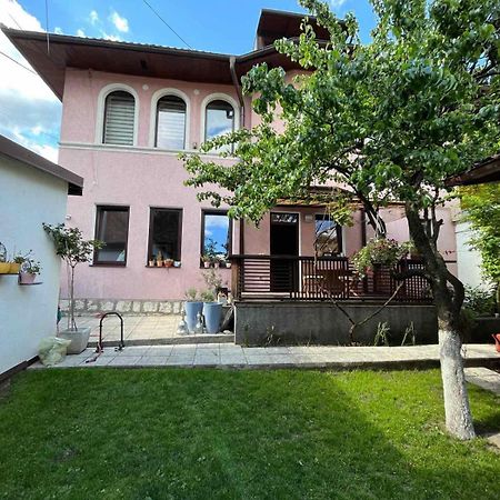 Apartments Music, Garden And Free Parking Sarajevo Bagian luar foto