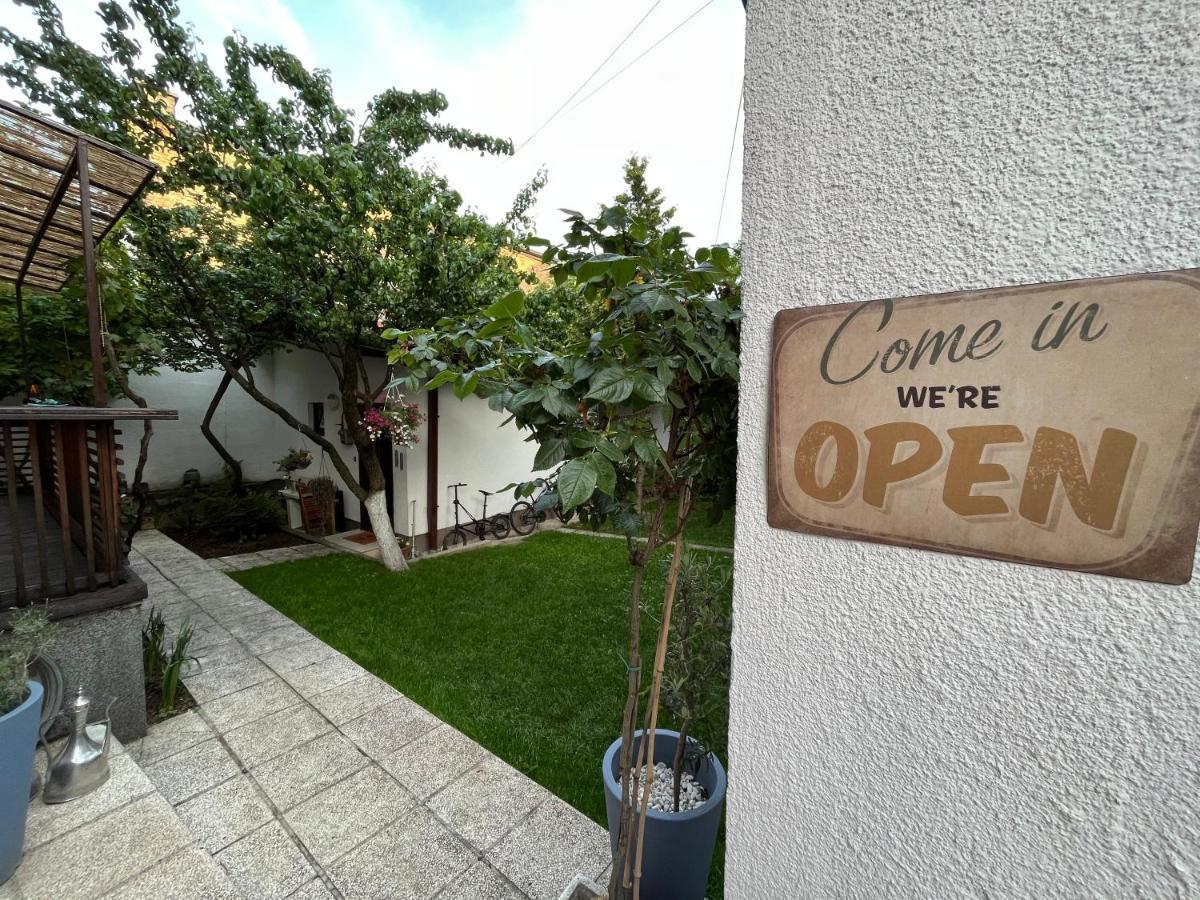 Apartments Music, Garden And Free Parking Sarajevo Bagian luar foto