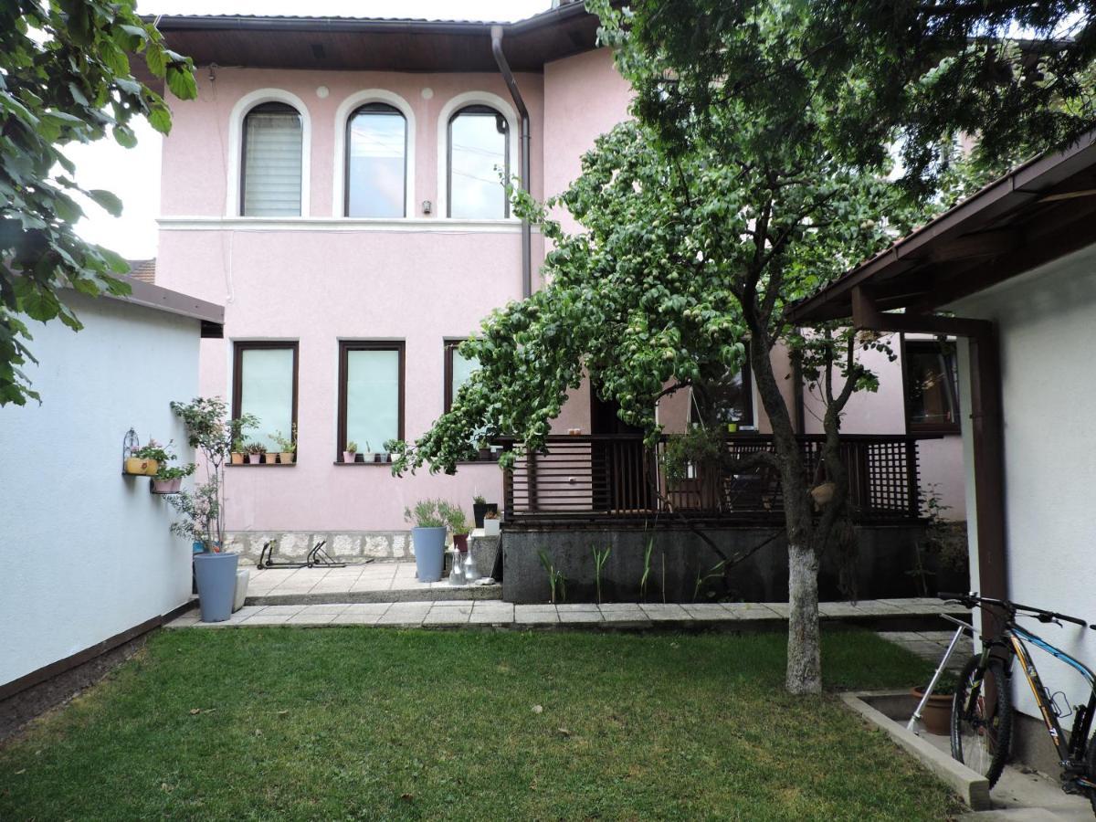 Apartments Music, Garden And Free Parking Sarajevo Bagian luar foto